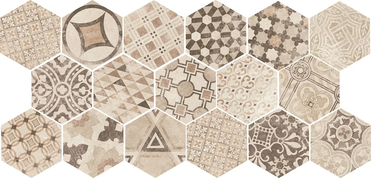 Sechseckfliese mit beige-braunem Patchwork-Ornamentdekor aus verschiedenen Vintage-Mustern, matt, 17,5×20 cm.