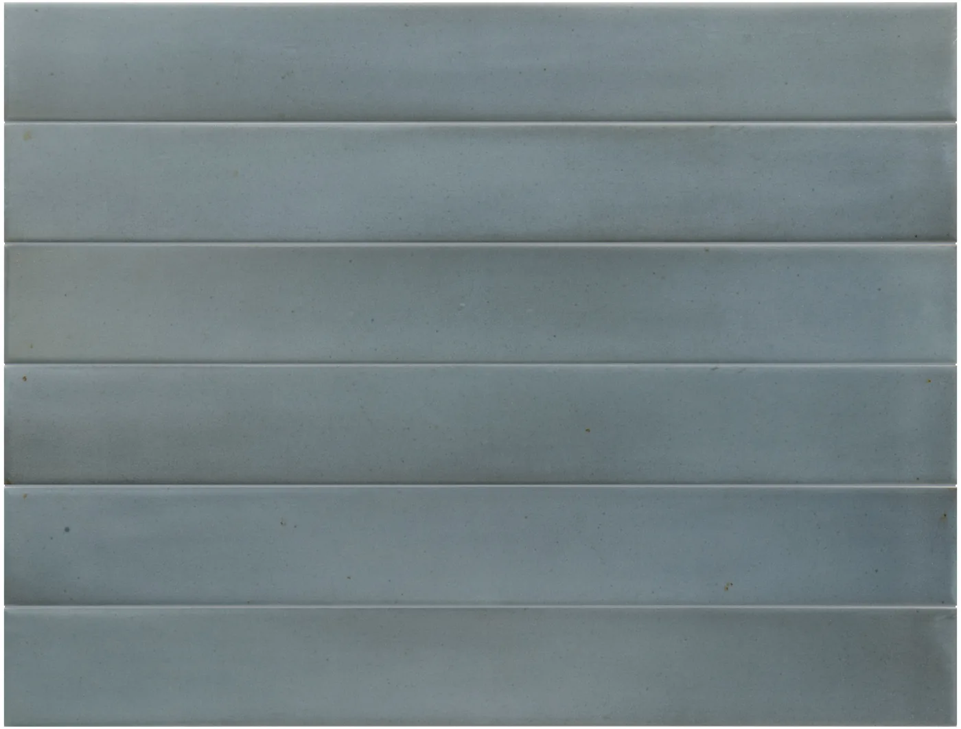 Rauchblaue Wandfliese im 5×40-cm-Riemchenformat, matt glasiert mit changierender, handwerklich wirkender Oberfläche.