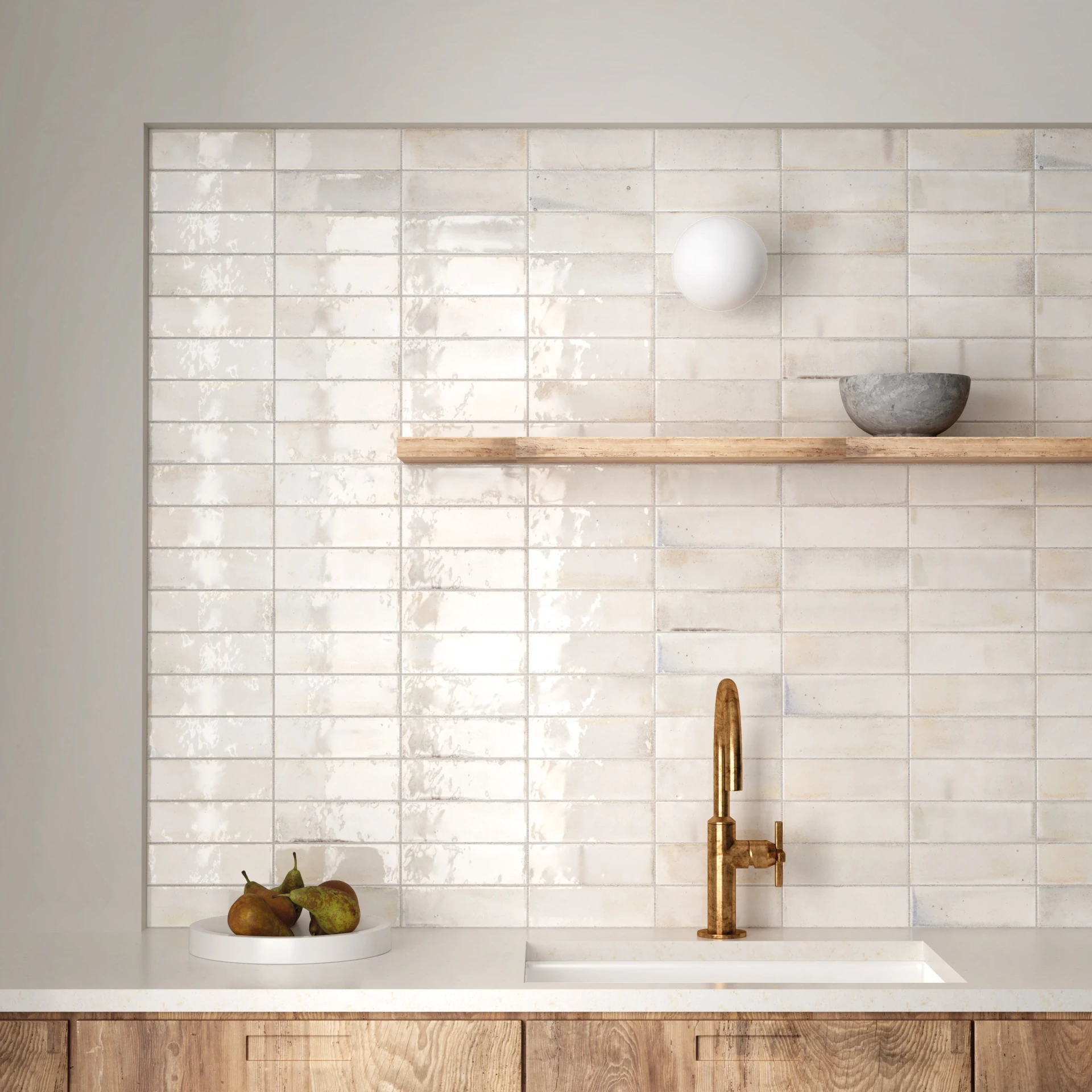 Raumszene mit verlegten Hanoi Wandfliesen in White Glasur, Showroom im Vintage Stil.