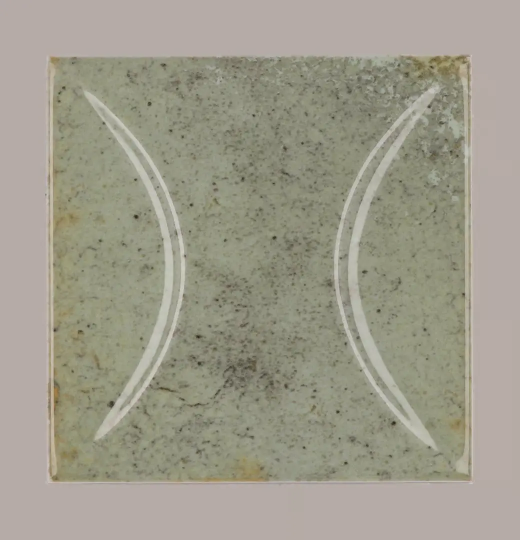 Hanoi Wandfliese in Celadon Glasur, Format 10x10 cm, Studio Aufnahme frontal vor weißem Hintergrund.