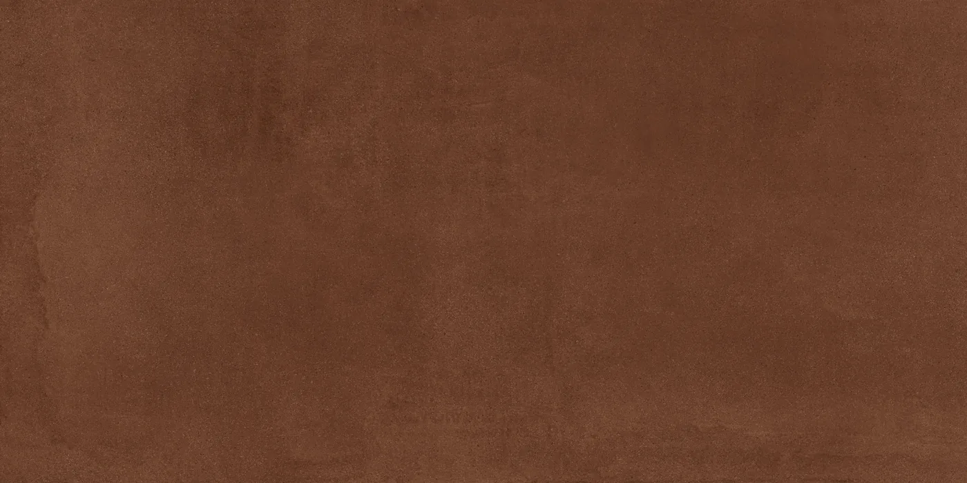 Dunkel rotbraune Betonoptik-Fliese 60x120 cm mit wolkiger, wie gespachtelt wirkender Schattierung, matte Oberfläche.