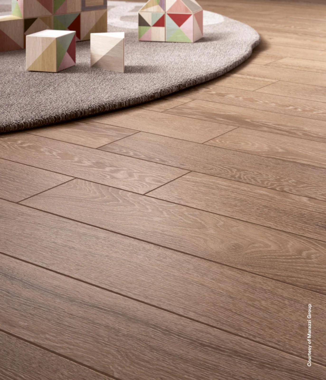 Nahaufnahme Holzoptik-Dielen Treverkcharme Brown mit grauem Teppich und Spielwürfeln