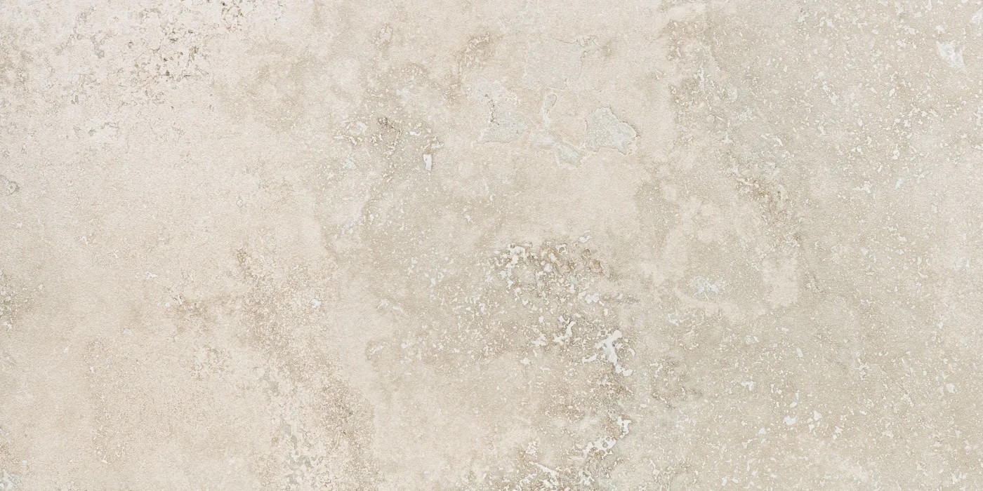 Warm sandfarbene Steinoptik-Fliese 60x120 cm, mattes Finish, feine Porung und helle Kalkeinschlüsse sichtbar.