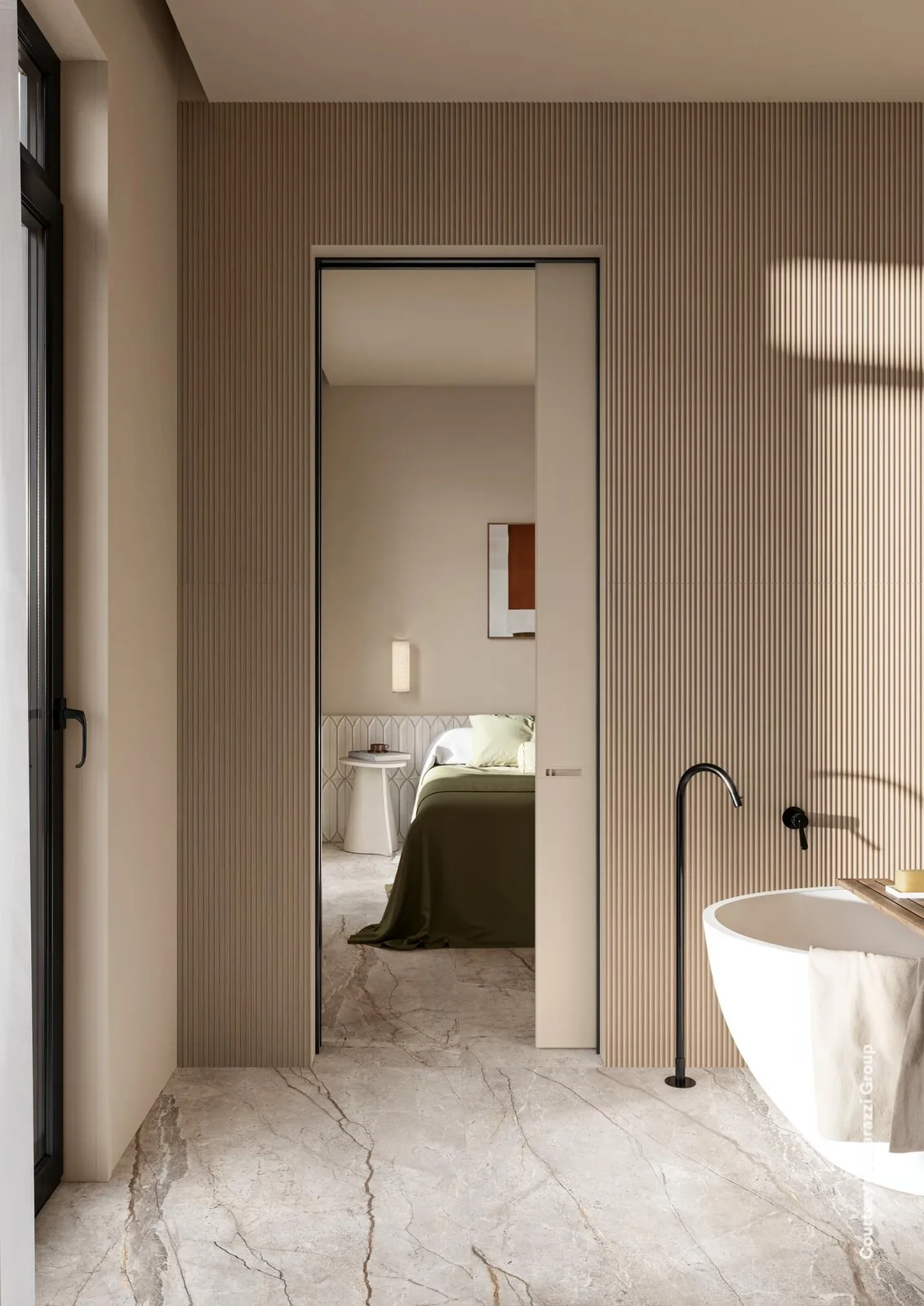 Badezimmer mit freistehender Badewanne, Wand mit fein gerillter Wandfliese in mittlerer Eichenholzoptik bis zur Decke