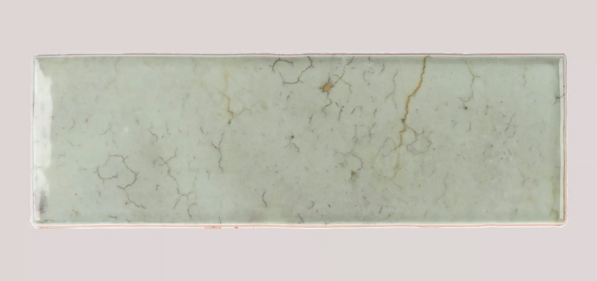 Hanoi Wandfliese in Celadon Glasur, Format 5,1x16,1 cm, Studio Aufnahme frontal vor weißem Hintergrund.