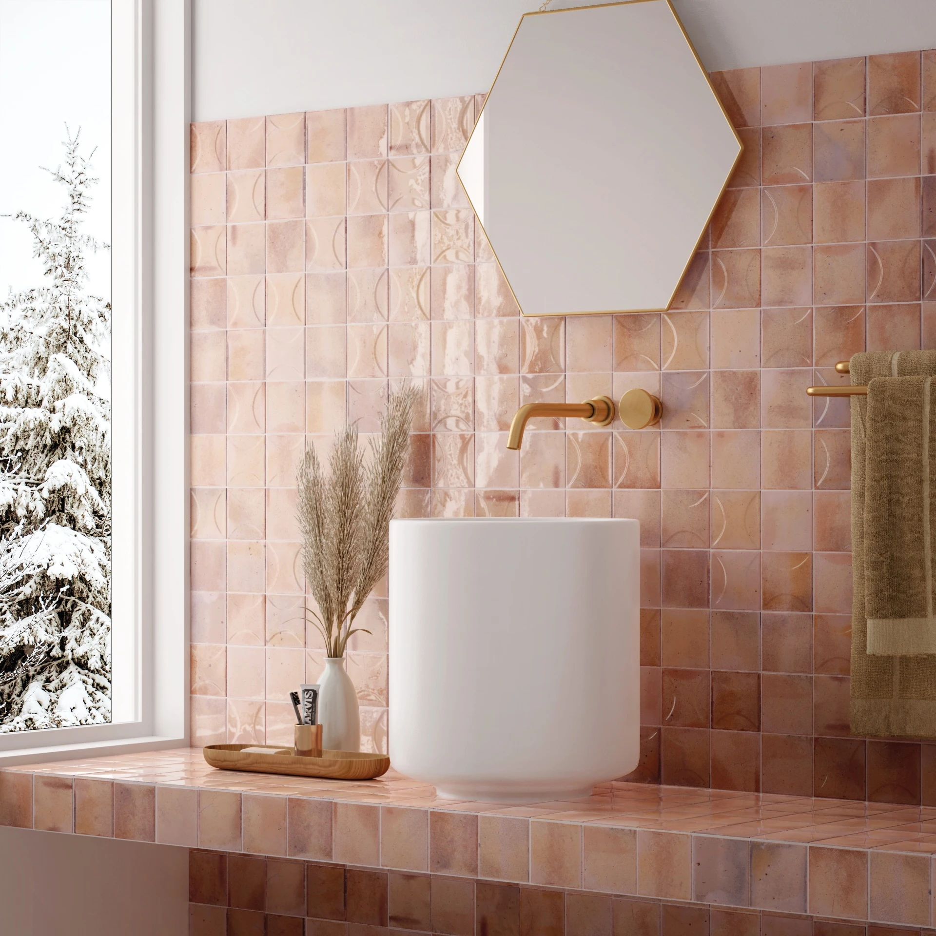 Raumszene mit verlegten Hanoi Wandfliesen in Pink Glasur, Showroom im Vintage Stil.
