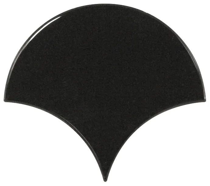 Fächerförmige Wandfliese in Schwarz, glänzend glasiert, Format 10,6x12 cm, mit gleichmäßig deckender Oberfläche.