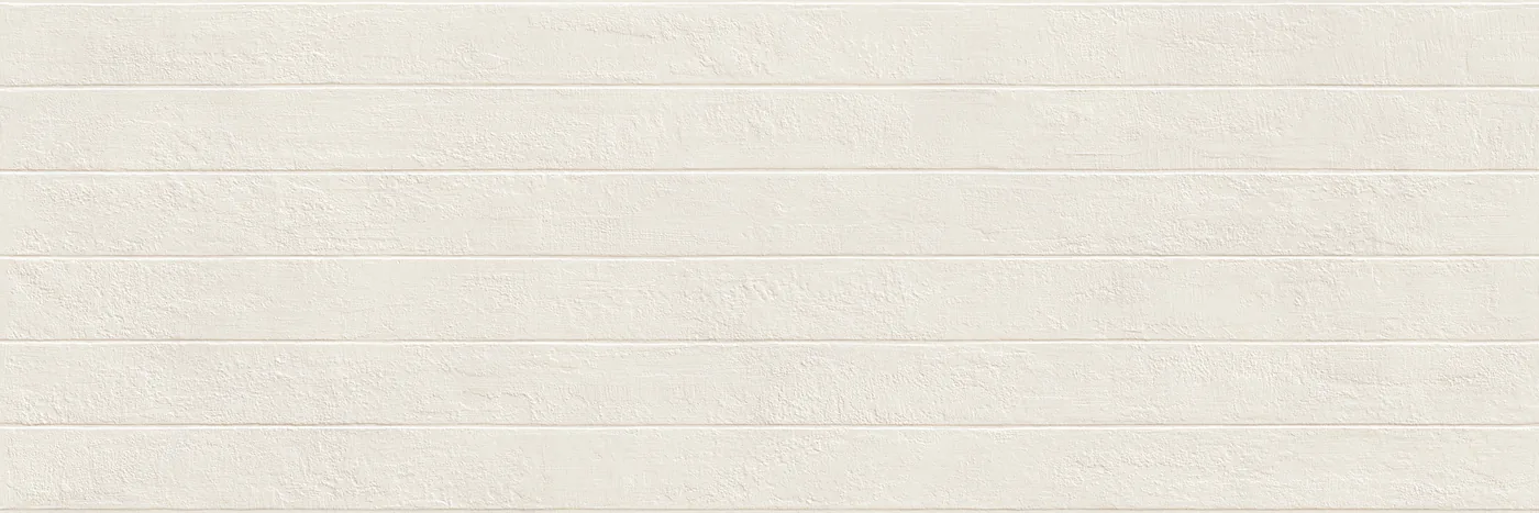 Cremeweiße Wandfliese 60x180 cm mit Relief aus breiten, waagerecht verlaufenden Lamellenstreifen.