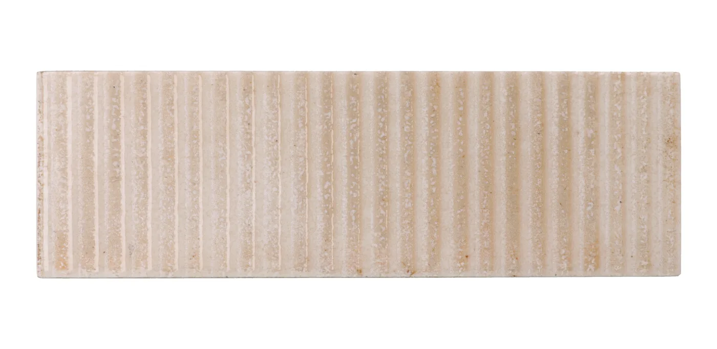 Sandbeige matte Keramikfliese 6×18,6 cm mit vertikalem Rillenrelief und changierender, handgemachter Lasur.