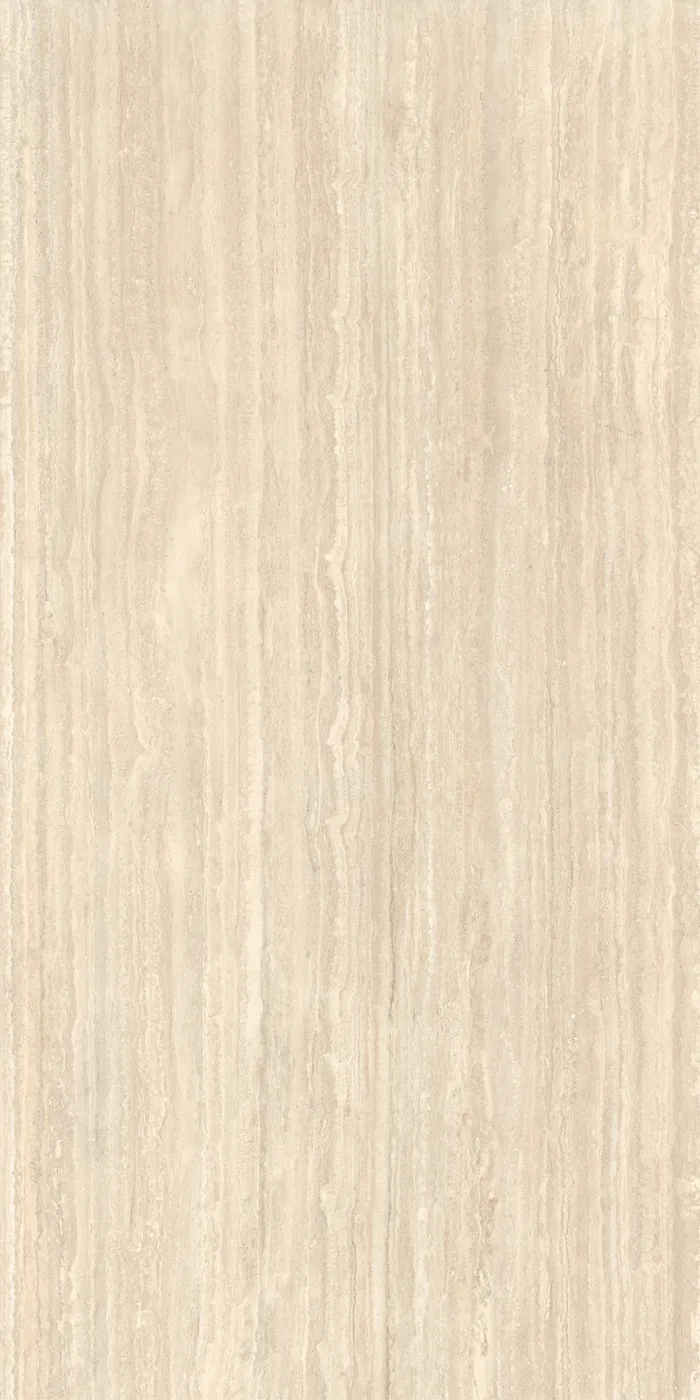 Hellbeige Travertinoptik-Platte 160x320 cm mit seidenmatter Oberfläche und feinen, längs verlaufenden Streifen.