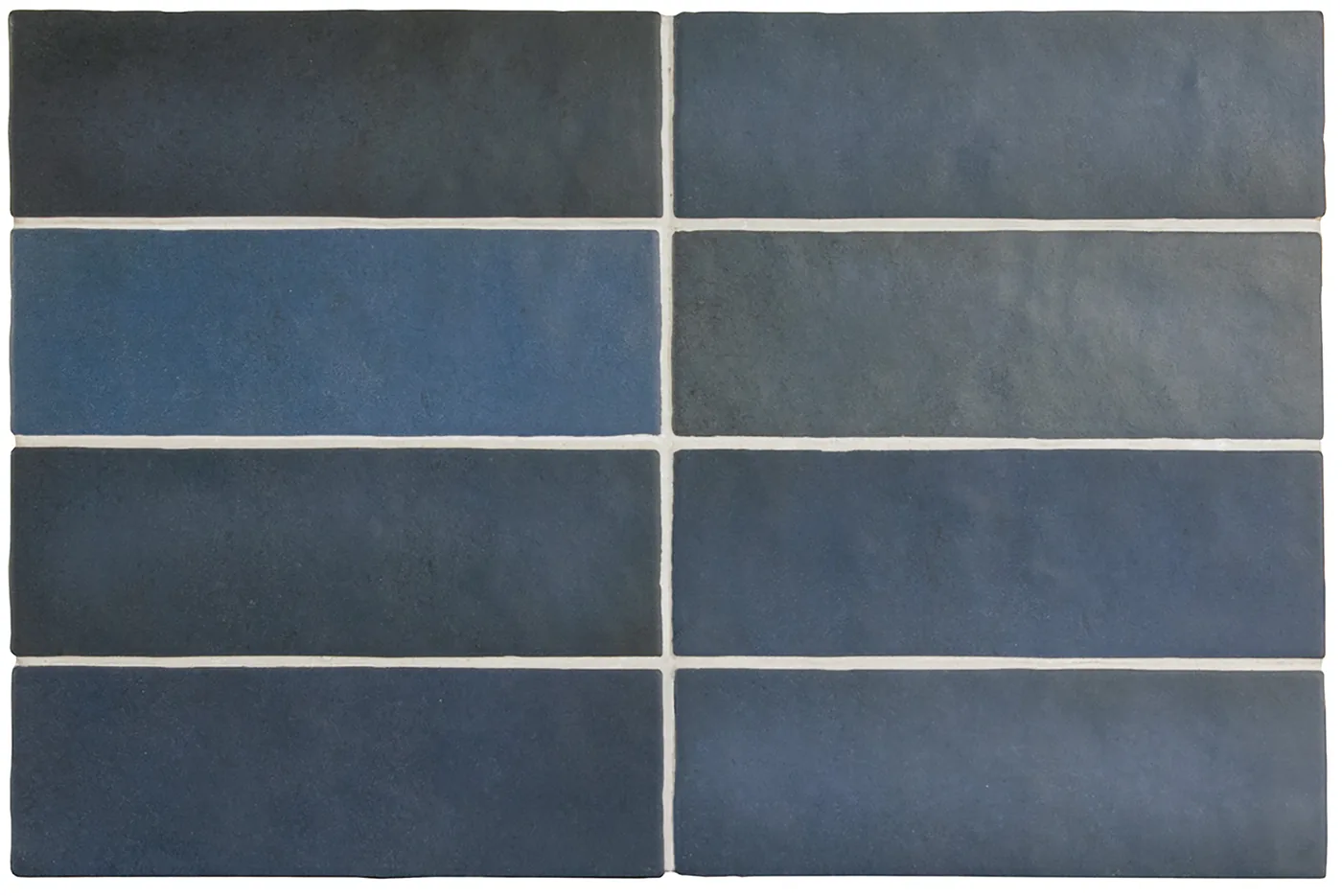 Graublaue matte Steingut-Wandfliese, 6,5×20 cm, als Riemchen in Reihen verlegt, mit changierendem Farbspiel.