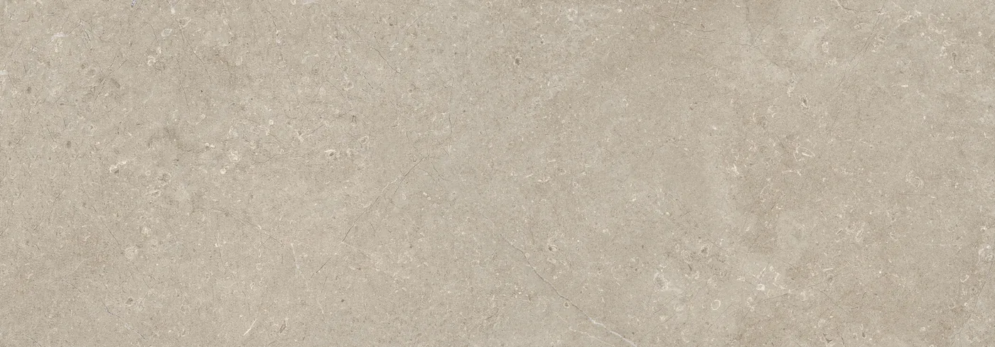 Graubeige Wandfliese 40×120 cm in Taupe mit Steinoptik, feinen hellen Einschlüssen und seidenmatter, ruhiger Oberfläche.