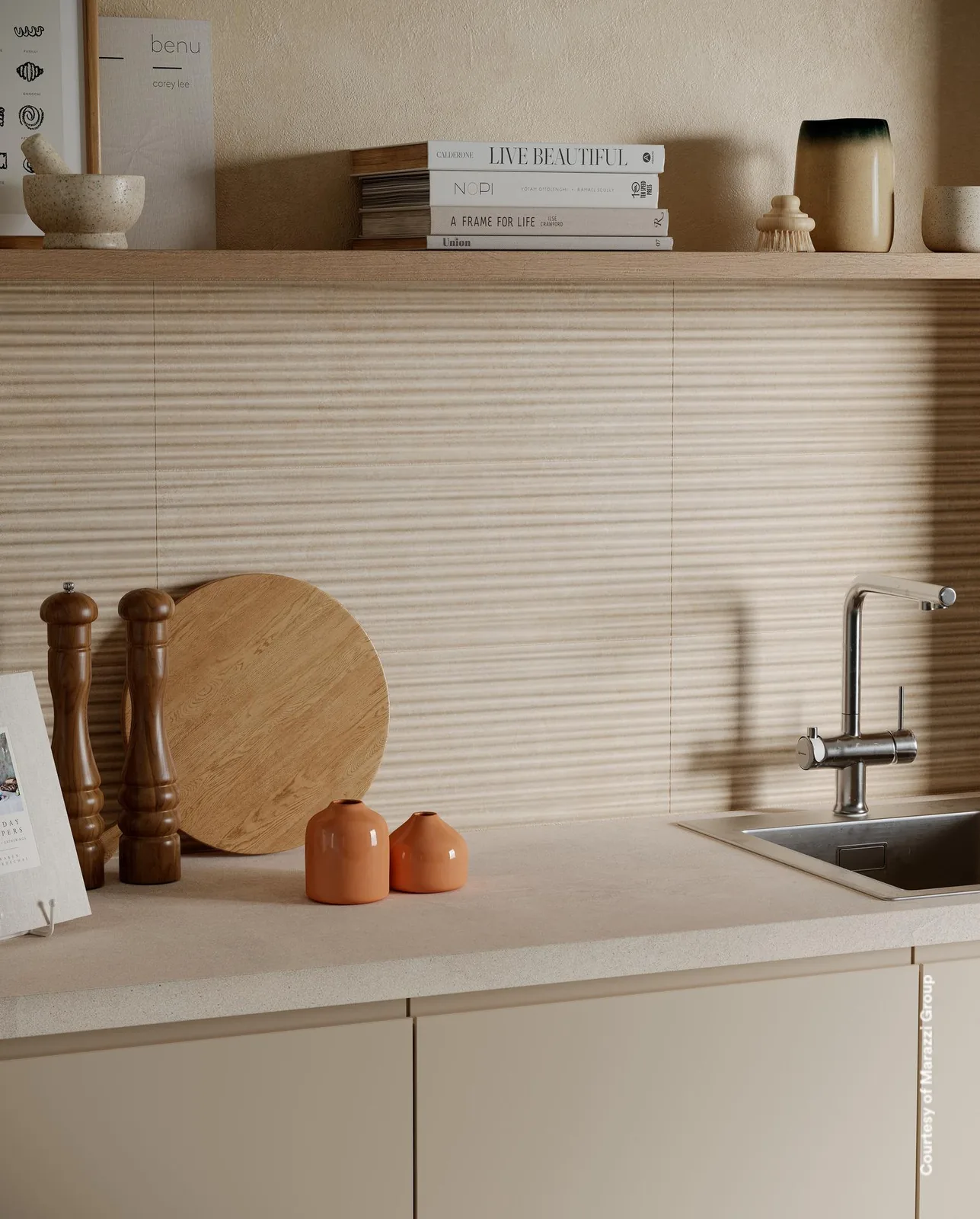 Küche mit Fliesenspiegel aus Marazzi Room Wall 3D Blaze Beige mit waagerechten Rillen