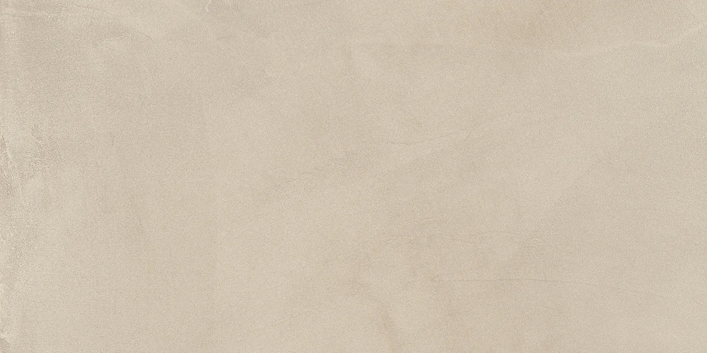 Sandbeige Fliese 30×60 cm in Spachteloptik, matte Oberfläche mit wolkigen Spachtelspuren und feinen Kratzlinien.