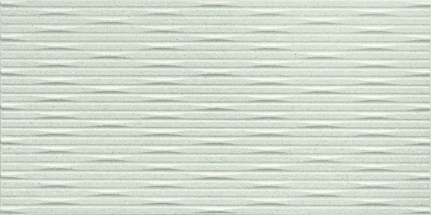 Hell graugrüne Wandfliese 40×80 cm mit waagerechtem gemeißeltem Streifenrelief und mattem Finish.