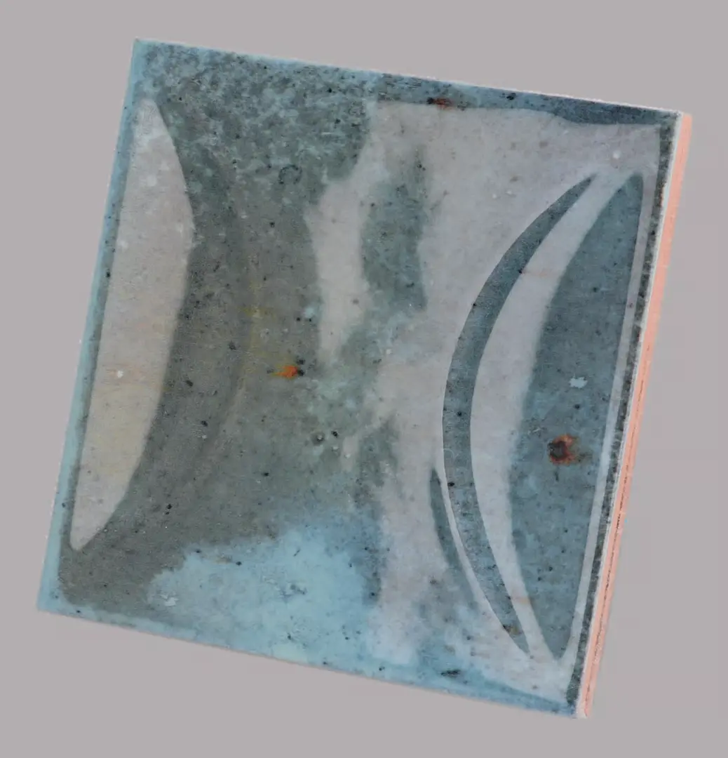 Hanoi Wandfliese in Sky Blue Glasur, Format 10x10 cm, schräge Studio Aufnahme mit sichtbarem Glasurglanz.