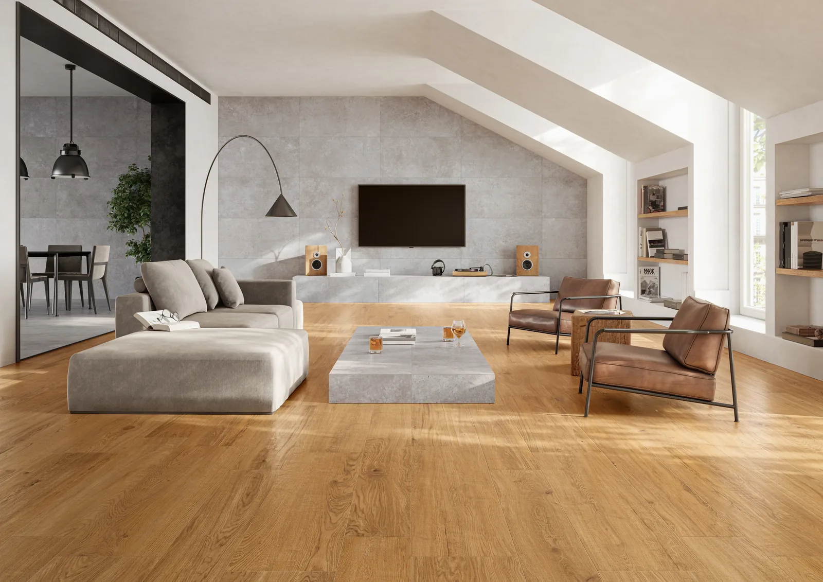 Offener Wohnraum mit karamellbraunem Holzoptik-Boden, grauem Sofa, Couchtisch und zwei Ledersesseln