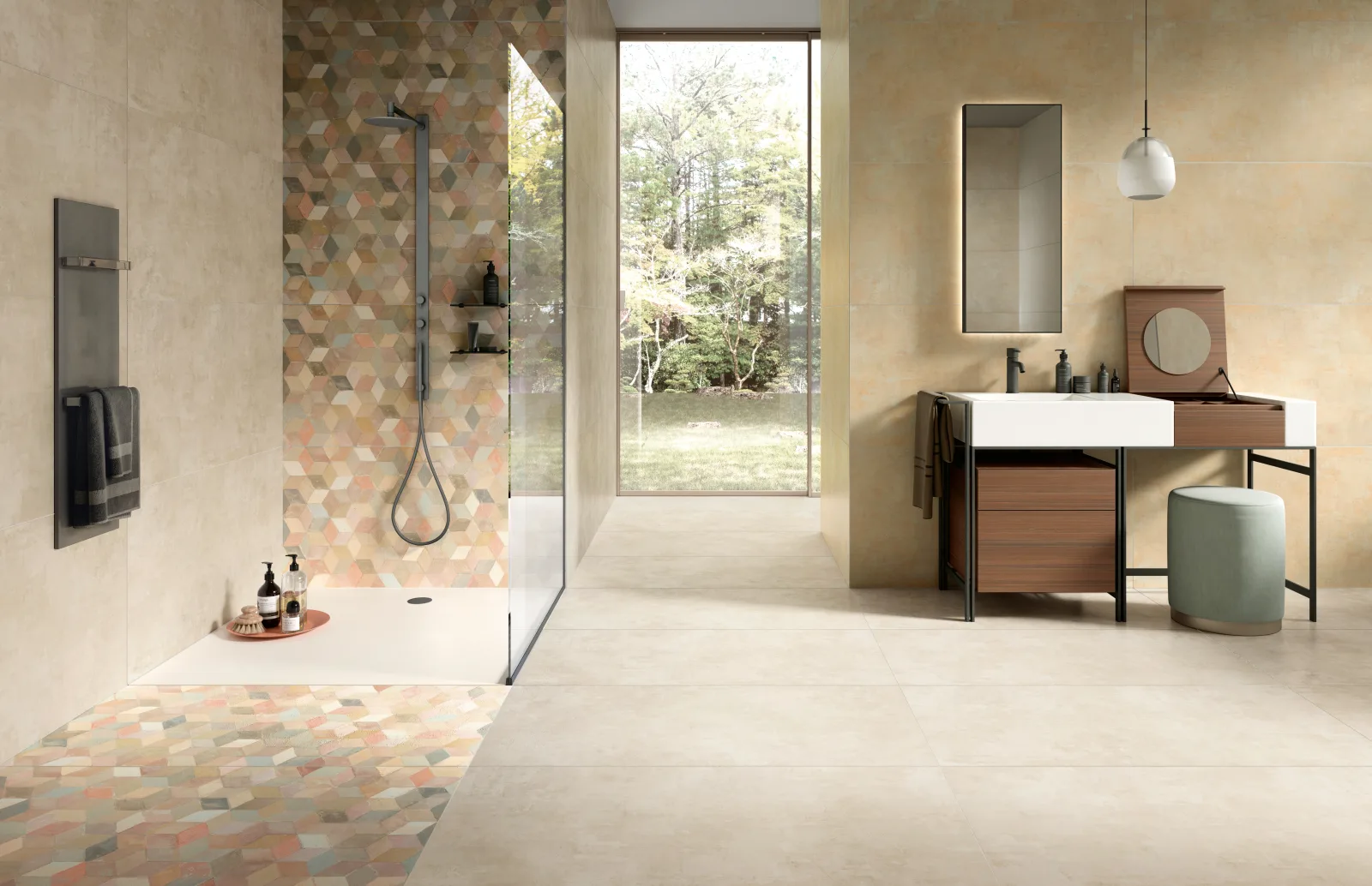 Badezimmer mit Hexagon-Dekorwand in der Dusche und cremefarbenem Boden, Naxos Pictura Veleia 60x120 cm.