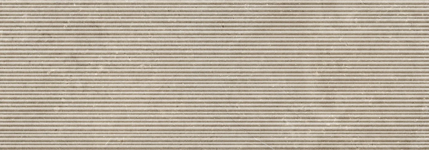 Graubeige Wandfliese 40×120 cm in Taupe mit plastischem Rillenrelief aus feinen Längslinien über matter Steinoptik.