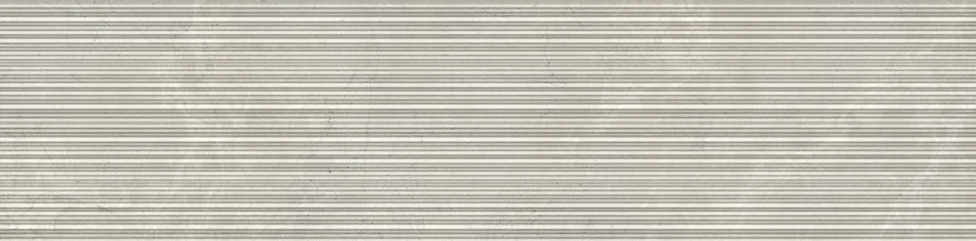 Elfenbeinweiße Fliese in Marmoroptik 30×120 cm in mattem Finish, mit feinen waagerechten Rillen über die ganze Fläche.