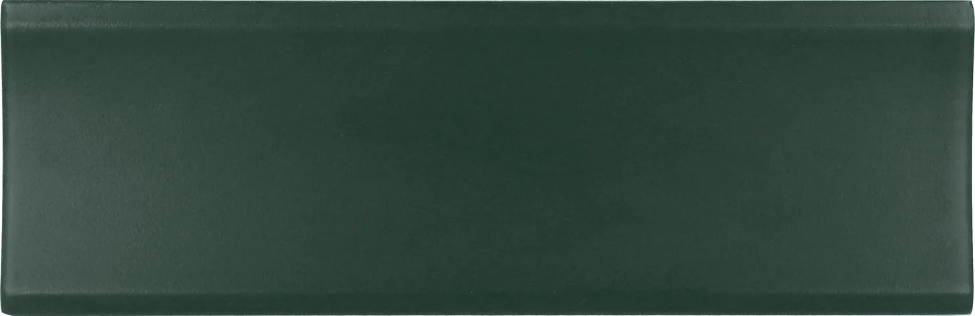 Konkav gewölbte Wandfliese 6,5×20 cm in dunklem Tannengrün, matt glasiert, frontal freigestellt vor weißem Grund.