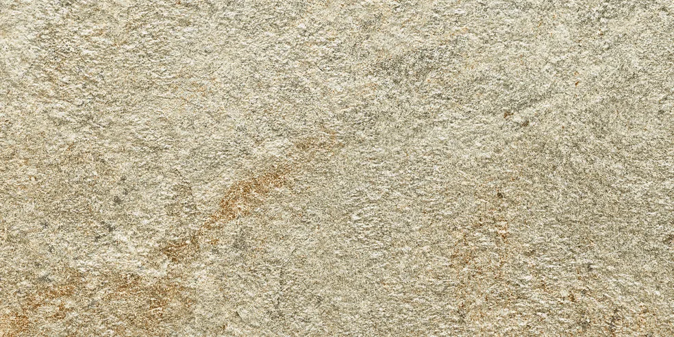 Sandbeige Natursteinoptik im Format 30×60 cm mit goldbraunen Sprenkeln und körniger, matter Oberfläche.