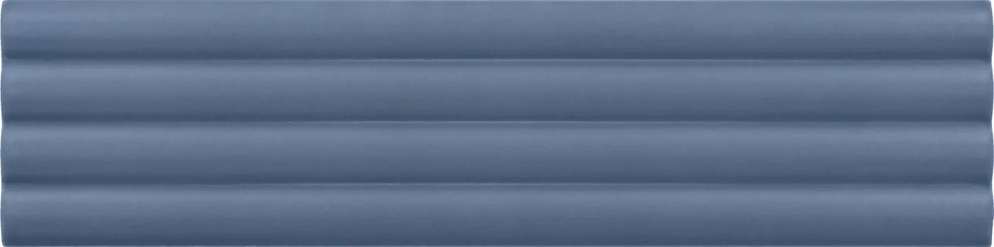 Equipe Costa Nova Onda Baby Blue Wandfliese 5x20 cm aus glasiertem Steingut, matt, welliges Onda-Relief, für Innenwände.