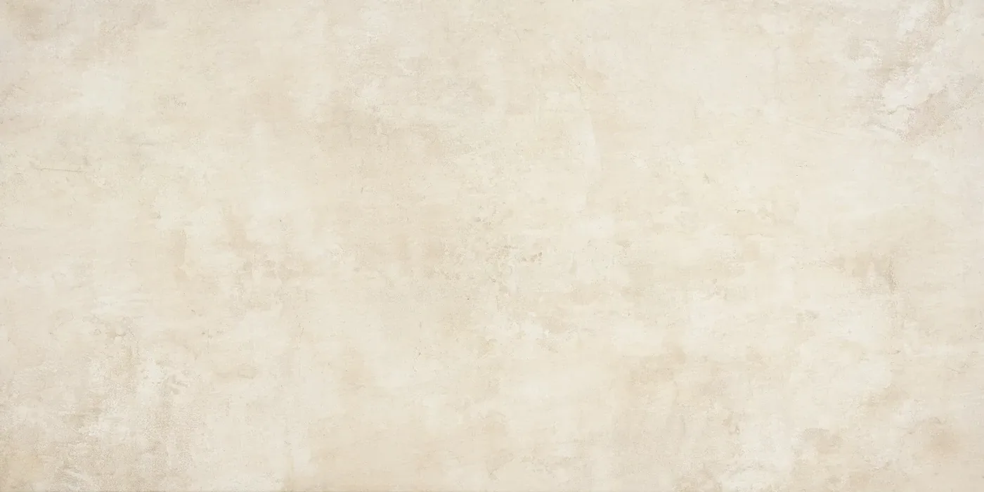 Wand- und Bodenfliese 60×120 cm mit cremebeiger Kalksteinoptik und weichen Hell-Dunkel-Verläufen, seidenmatte Oberfläche.