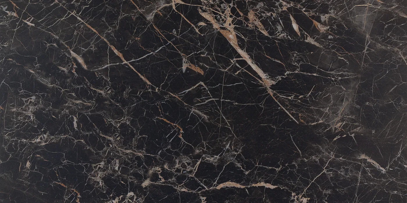 Schwarze Marmoroptik-Fliese 60x120 cm in matter Ausführung, mit goldbraunen und weißen Adern über die ganze Fläche.