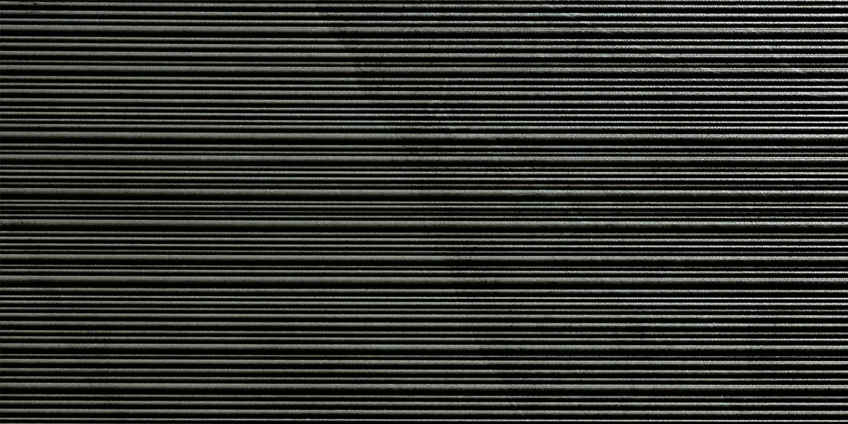Fast schwarze Fliese 30×60 cm in Schieferoptik mit feinen waagerechten Rillen über die ganze Fläche, matt