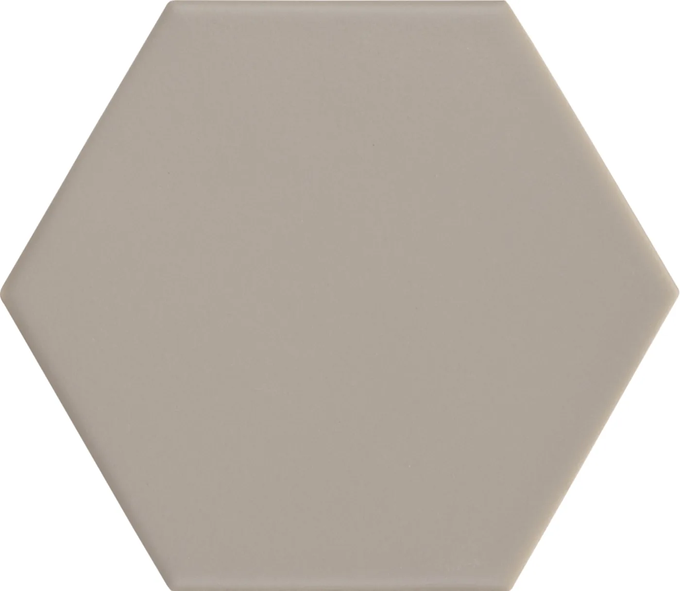 Sechseckige Fliese in warmem Greige-Beige, matte Oberfläche, einfarbig ohne Muster, als einzelne Kachel von vorn.