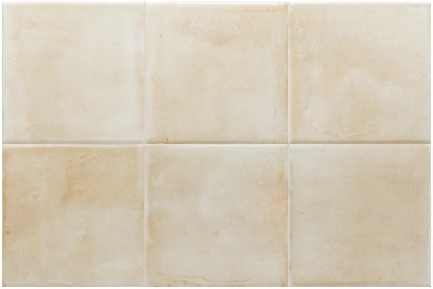 Sechs quadratische Fliesen in cremigem Beige mit matter, wolkig changierender Oberfläche und feinen Farbschwankungen.