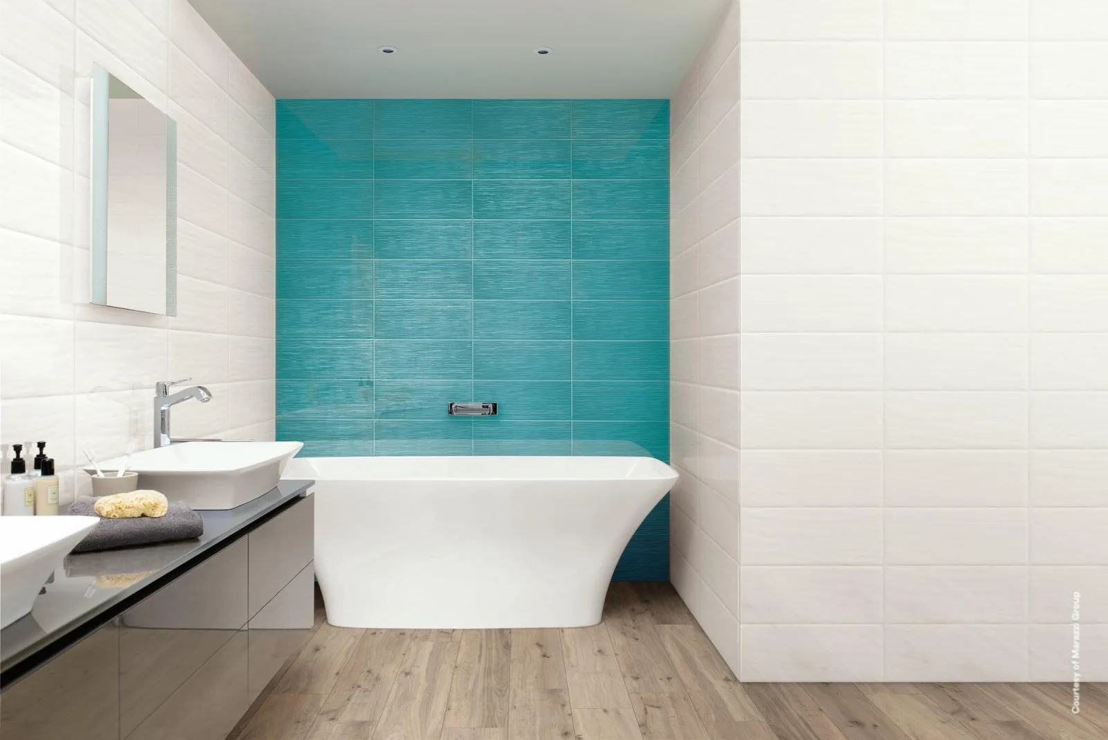 Marazzi Cloud Ice 20x50 cm als weiße glänzende Wandfliese im Bad, neben türkisfarbener Akzentwand und Badewanne