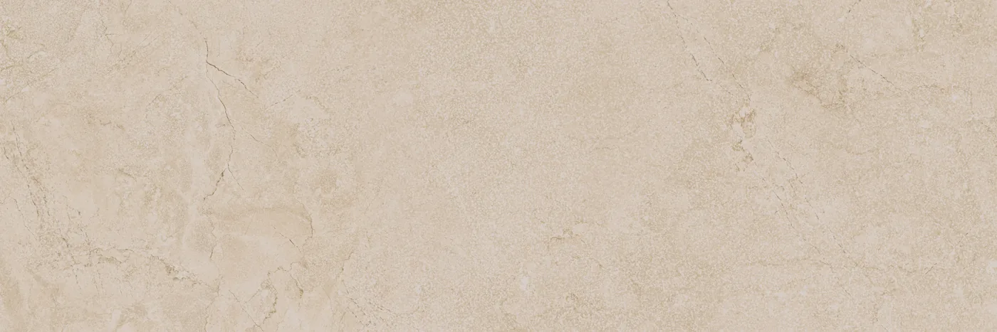 Sandbeige Steinoptik-Fliese 30x90 cm, matt, mit feiner heller Aderung und wolkiger Mineralzeichnung.