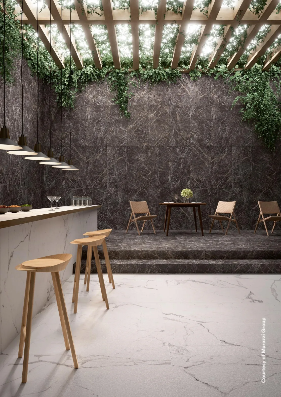 Überdachte Terrasse mit Pergola und Bartresen, gefliest mit Marazzi Allmarble Statuario in 60x120cm.