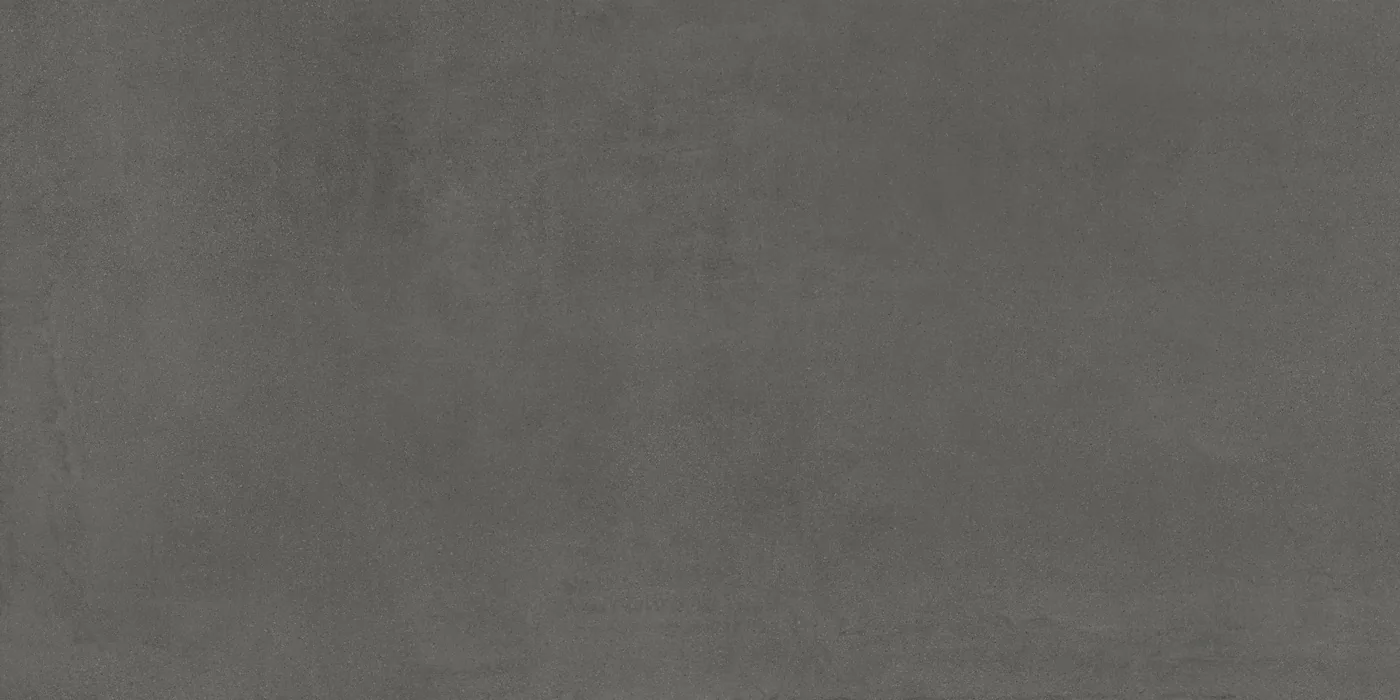 Graugrüne Betonoptik-Fliese 60x120 cm mit wolkiger, wie gespachtelt wirkender Schattierung, matte Oberfläche.