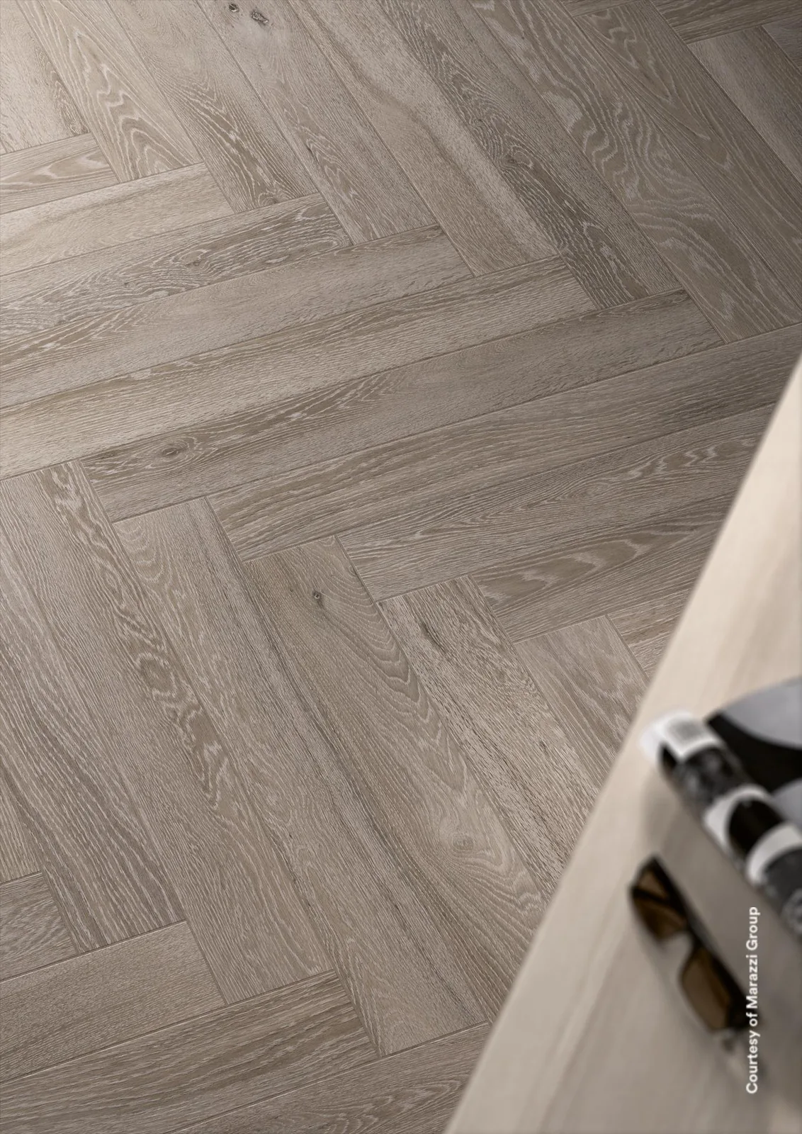 Nahaufnahme Holzoptik-Fliesen Treverkcharme Grey im Fischgrätverband mit sichtbarer Holzmaserung