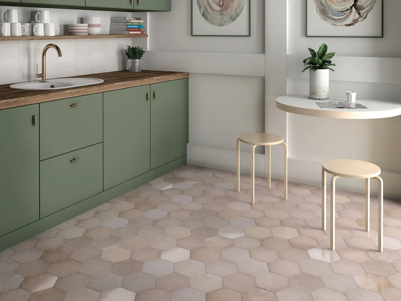 Küche mit salbeigrünen Fronten und hellbeigem Hexagon-Boden Equipe Heritage Wheat und zwei Holzhockern