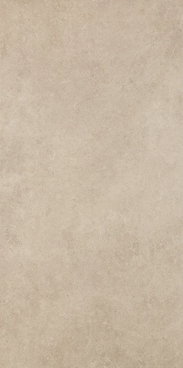 Sandbeige Feinsteinzeug-Fliese 60×120 cm in Steinoptik, matt, mit feinen hellen Einsprengseln und leichter Wolkung.