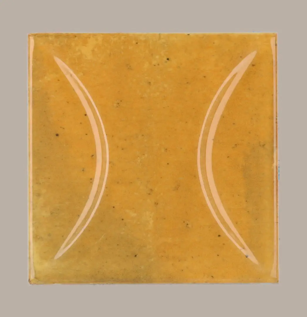 Hanoi Wandfliese in Caramel Glasur, Format 10x10 cm, Studio Aufnahme frontal vor weißem Hintergrund.