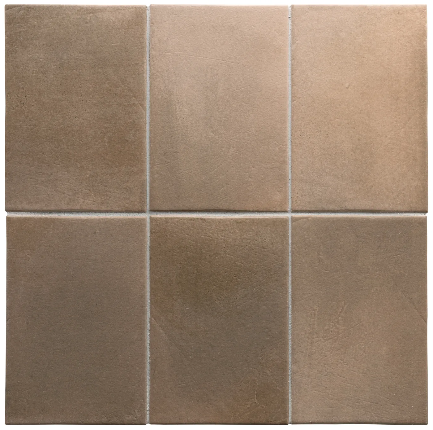 Warm taupebraune matte Fliesen im Format 10×15 cm, als 3×2-Raster verlegt, mit weicher Wolkung und samtiger Oberfläche.