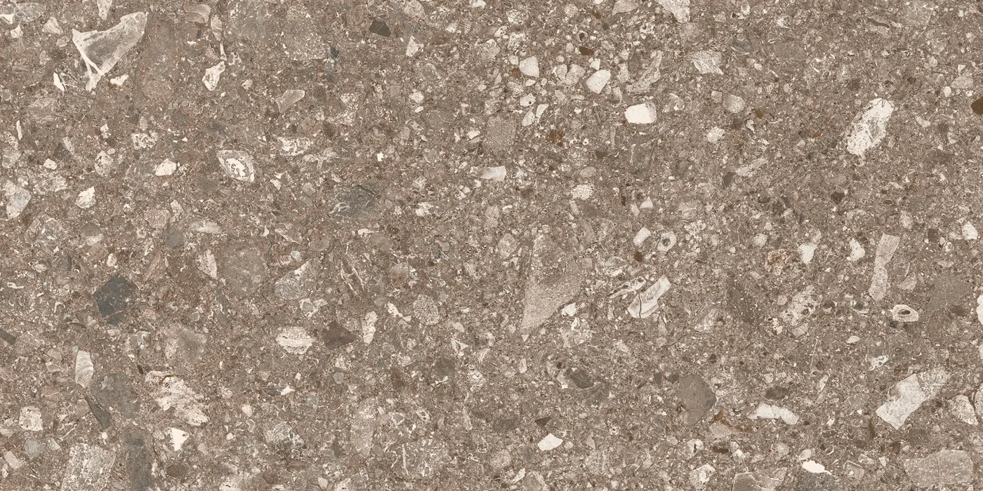 Beigebraune Fliese in Konglomerat-Steinoptik, 30x60 cm, dicht mit hellen und dunklen Gesteinsbrocken durchsetzt.
