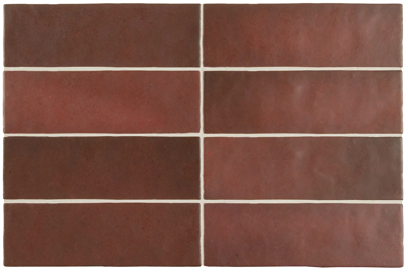 Weinrote matte Steingut-Wandfliese, 6,5×20 cm, als Riemchen in Reihen verlegt, mit changierendem Farbspiel.