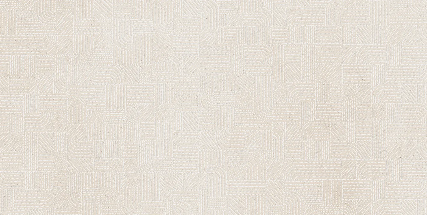 Sehr helle cremeweiße Betonoptik-Fliese 60x120 cm mit feiner Gewebestruktur wie ein Teppichmuster auf wolkigem Grund, matt.