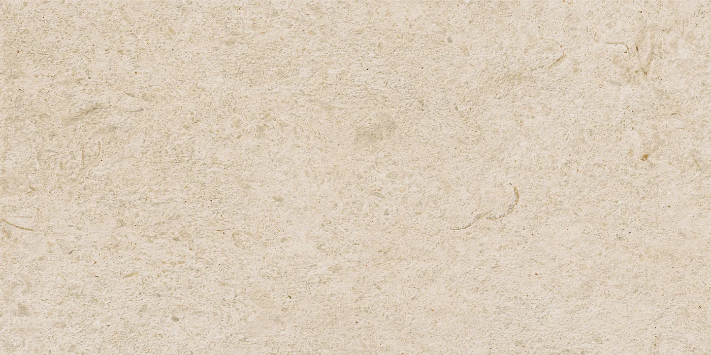 Sandbeige Fliese 30×60 cm in Kalksteinoptik mit feinen helleren Einschlüssen und dezent gewolkter Oberfläche.