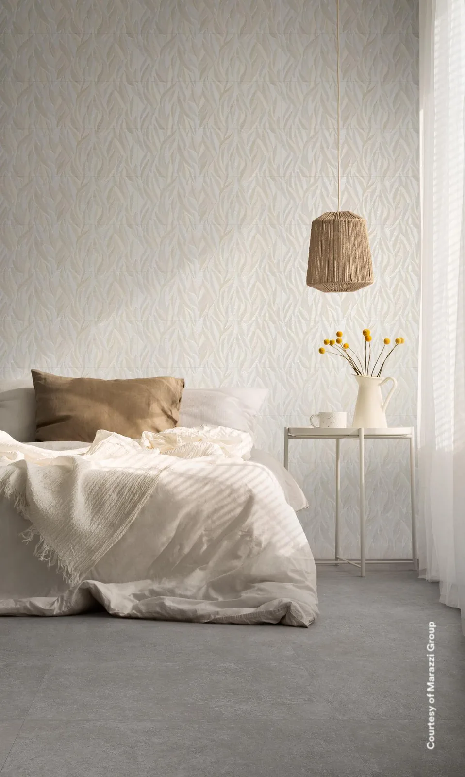 Schlafzimmer mit Wand aus Marazzi Room Wall Decoro Oleander in Bianco mit Blattrelief