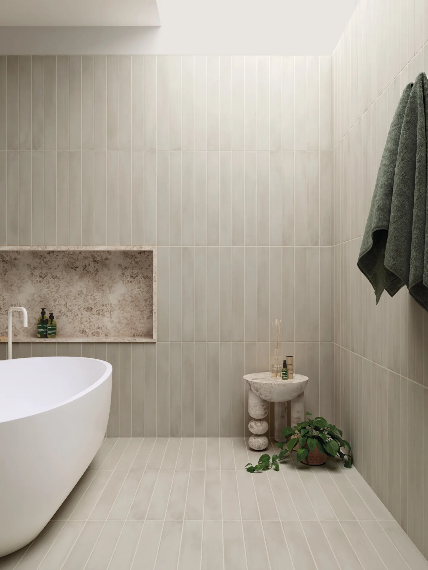 Bad mit greigen Riemchen aus Stonella Silver Breeze an Wand und Boden, freistehender Wanne und Nische