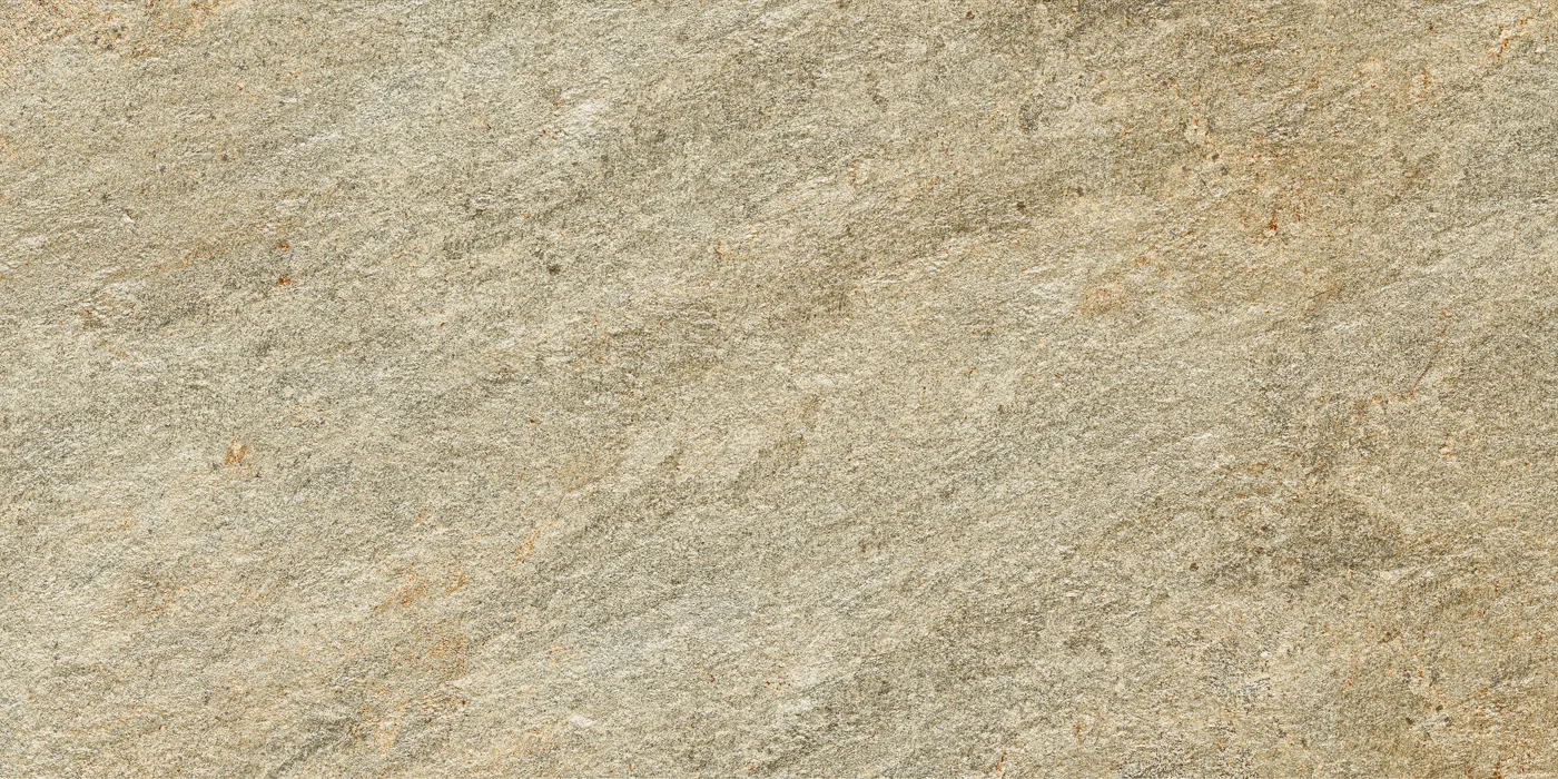 Sandbeige Natursteinoptik im Format 60×120 cm mit goldbraunen Sprenkeln und körniger, matter Oberfläche.
