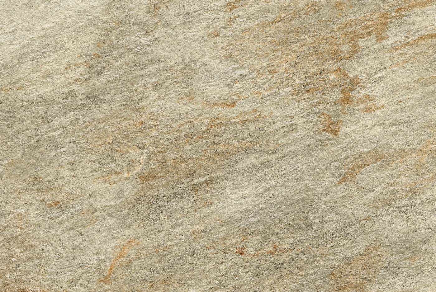 Sandbeige Natursteinoptik im Format 60×90 cm mit goldbraunen Sprenkeln und körniger, matter Oberfläche.
