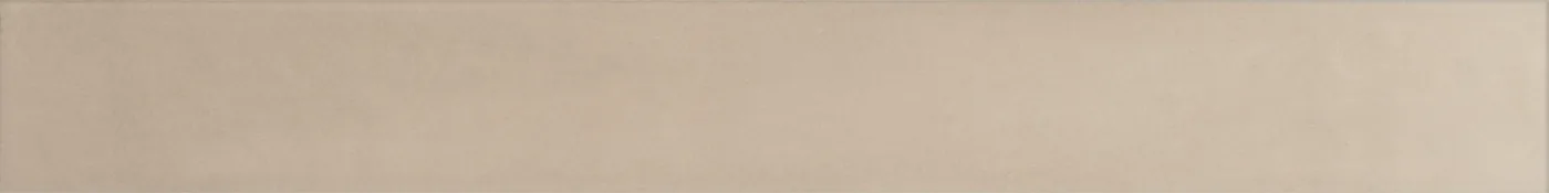 Equipe Corsica Horizon 5x40 cm: einzelnes Riemchen in Nahaufnahme, warmes Taupe-Greige matt und weich.